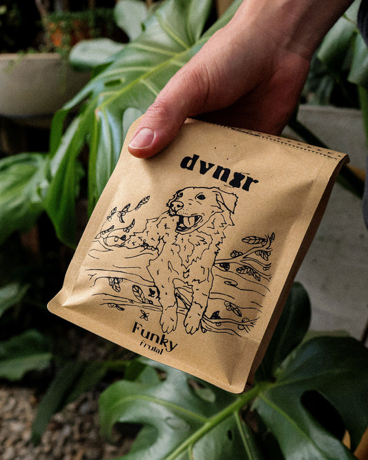 Mano con bolsa de cafe